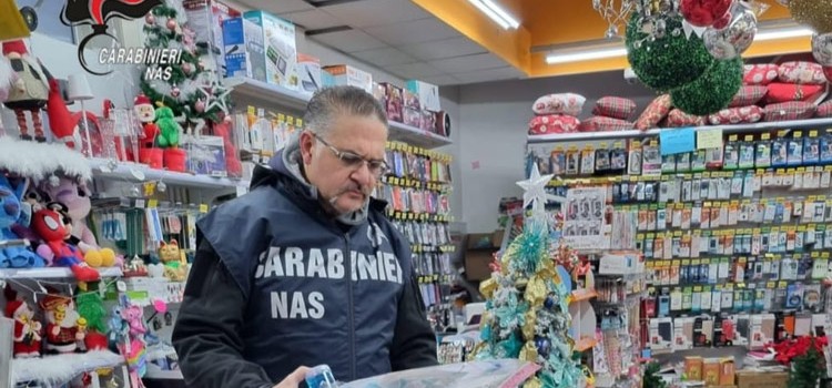 Giocattoli e articoli natalizi sequestrati dai Nas