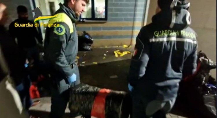 Sequestrati oltre 1,3 tonnellate di cocaina