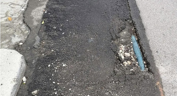 L’asfalto ripristinato male L’asfalto ripristinato male