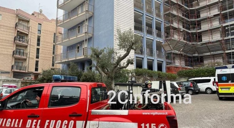 Infortunio sul lavoro, intervengono vigili del fuoco e ambulanza Infortunio sul lavoro, intervengono vigili del fuoco e ambulanza