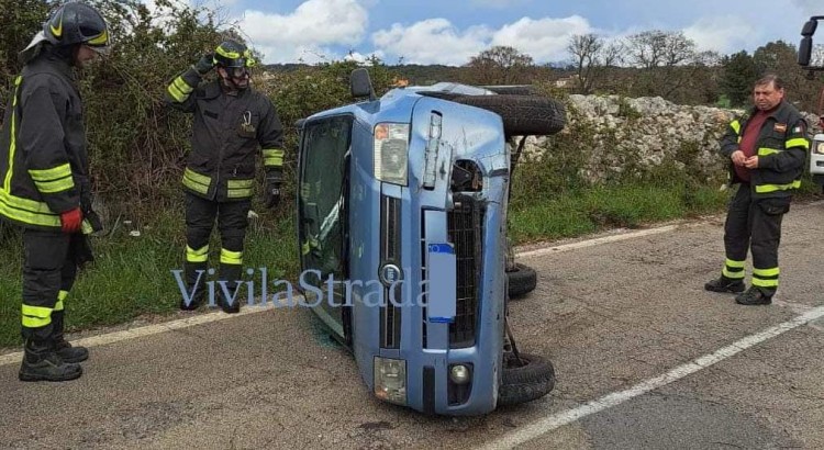 Perde il controllo e si ribalta