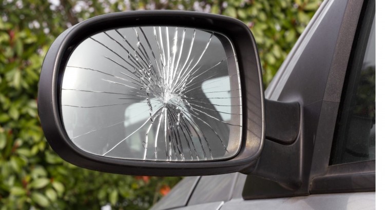 LA TRUFFA DELLO SPECCHIETTO LA TRUFFA DELLO SPECCHIETTO