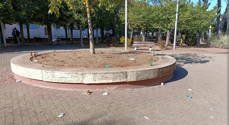 Incivili degradano la Villa comunale