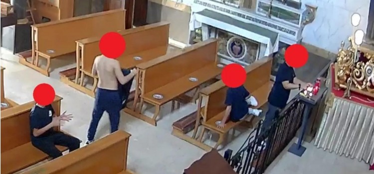 Maleducati vandalizzano e dissacrano la Chiesa del Carmine