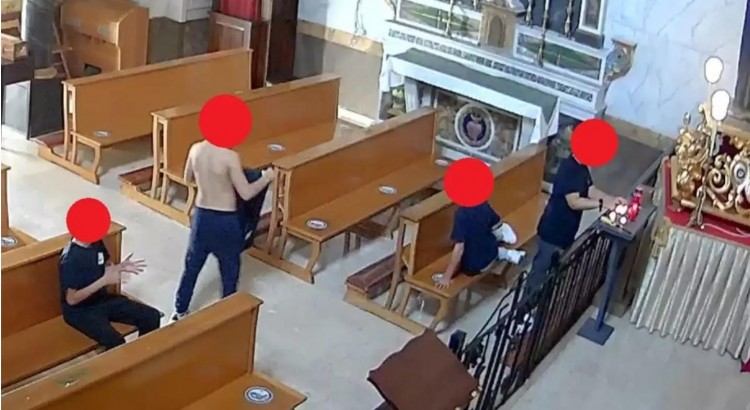 Maleducati vandalizzano e dissacrano la Chiesa del Carmine Maleducati vandalizzano e dissacrano la Chiesa del Carmine