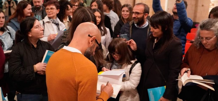 Il talento di Luca Trapanese brilla allo spin-off di “Chiostri e Inchiostri