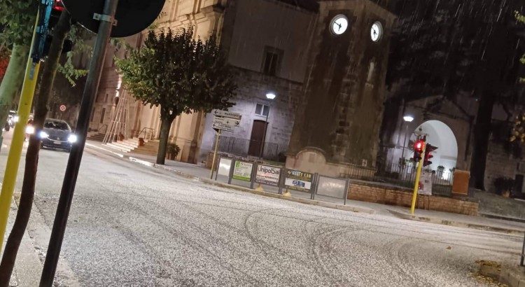 Strade imbiancate per la grandine Strade imbiancate per la grandine