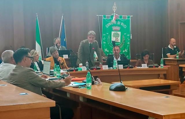 Maratona notturna del Consiglio. Scontro tra Mezzapesa e Nicola Intini