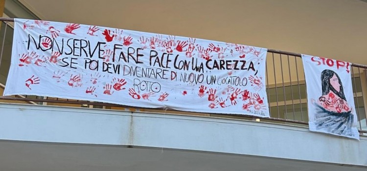 Studenti dell’Istituto Agherbino si schierano contro i femminicidi con uno striscione provocatorio Studenti dell’Istituto Agherbino si schierano contro i femminicidi con uno striscione provocatorio