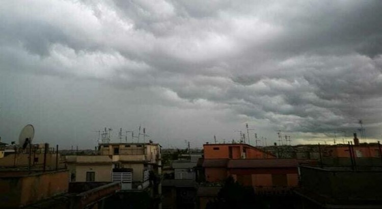 Meteo: pioggia e forte vento, diramata allerta gialla Meteo: pioggia e forte vento, diramata allerta gialla