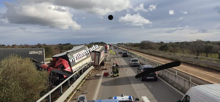 Camion sfonda il guardrail per oltre 10 metri
