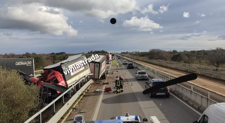 Camion sfonda il guardrail per oltre 10 metri