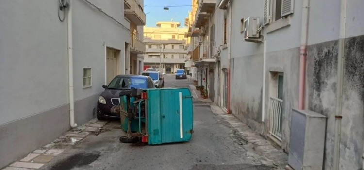 Veicolo ribaltato in via Michelangelo Buonarroti