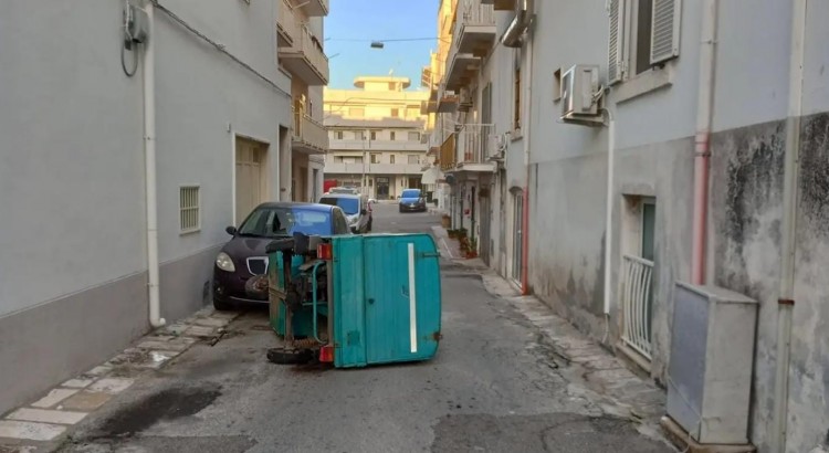 Veicolo ribaltato in via Michelangelo Buonarroti