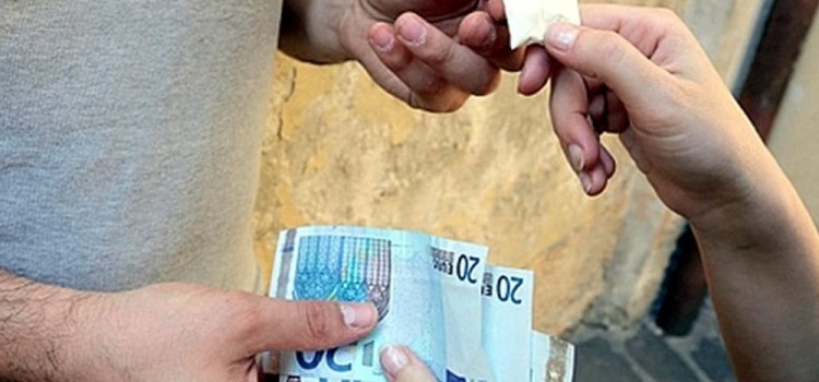 Un nocese in carcere per spaccio di droga: cocaina e denaro occultati nella cappa della cucina