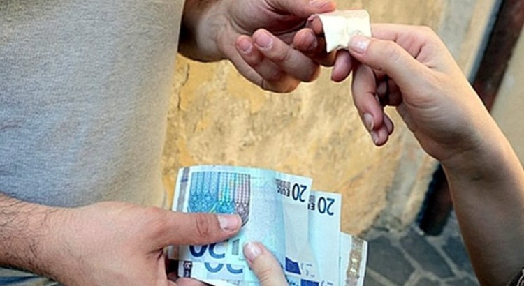 Un nocese in carcere per spaccio di droga: cocaina e denaro occultati nella cappa della cucina