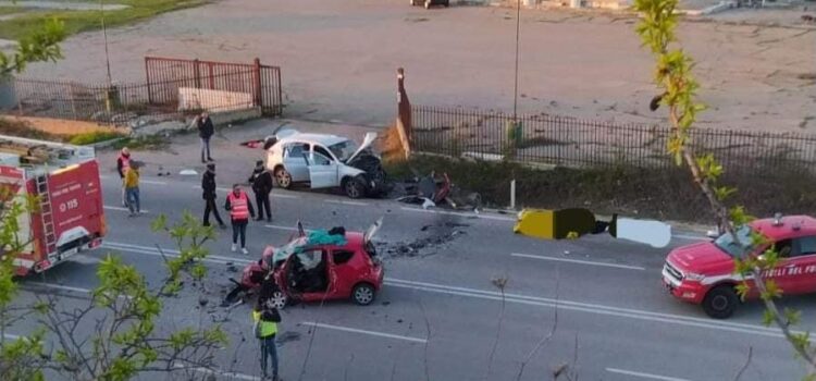 Frontale tra auto sulla Statale 100: tre morti e tre feriti