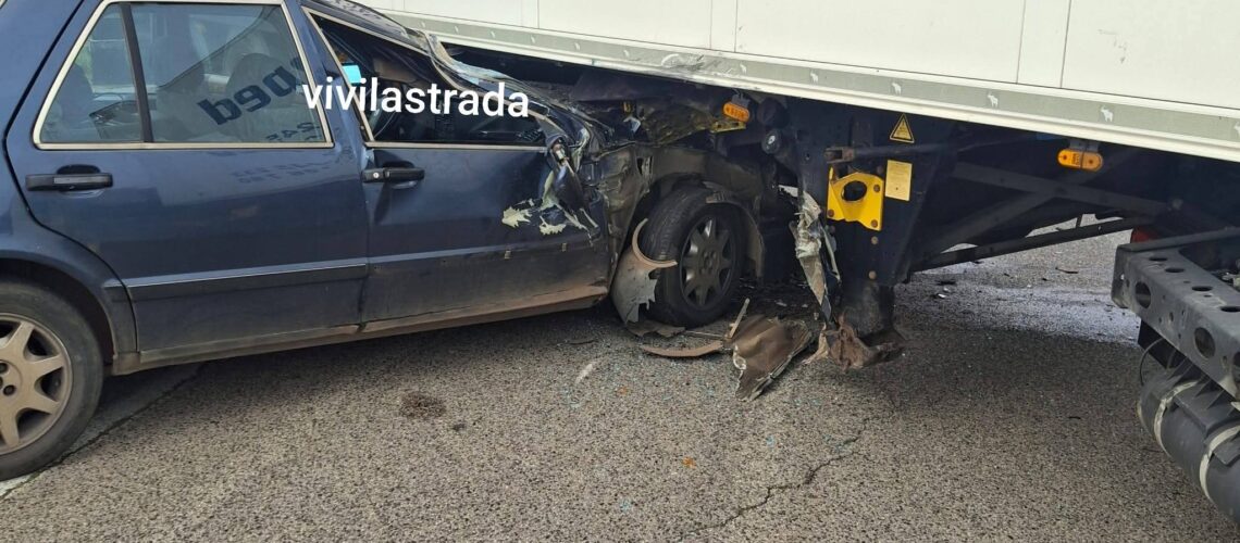 Noci-Alberobello, Lancia si incastra sotto un tir: due feriti, uno è in codice rosso