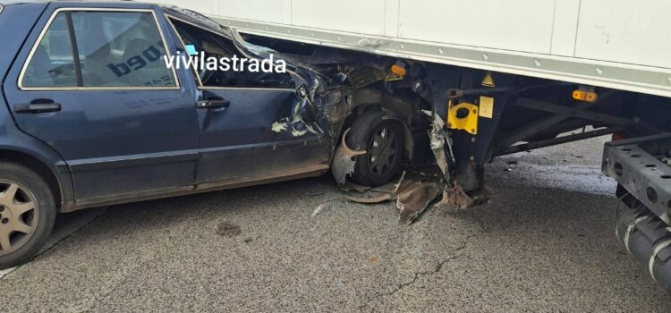 Noci-Alberobello, Lancia si incastra sotto un tir: due feriti, uno è in codice rosso Noci-Alberobello, Lancia si incastra sotto un tir: due feriti, uno è in codice rosso