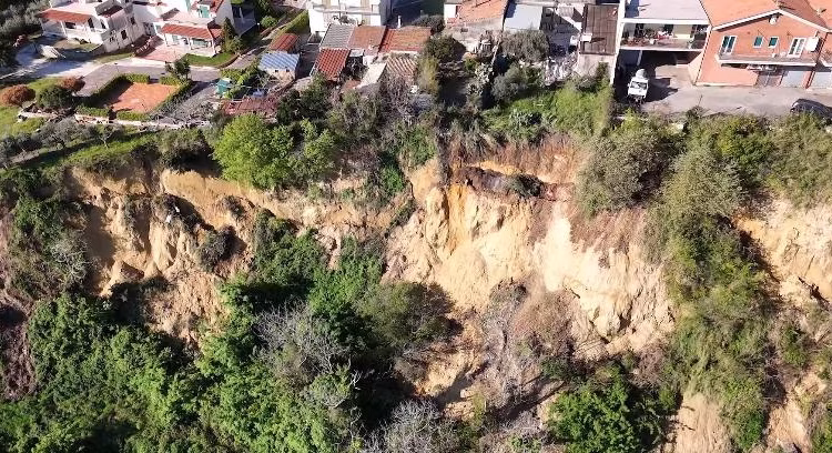 A14 riaperta dopo il caos, ma resta l’incubo frana A14 riaperta dopo il caos, ma resta l’incubo frana