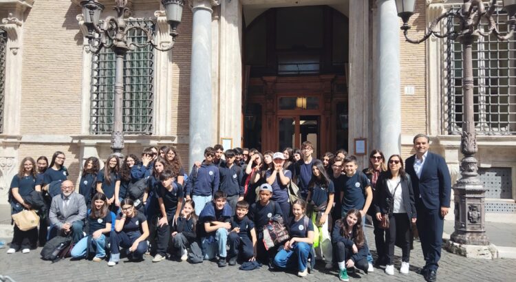 Studenti della scuola media “Gallo” in visita al Senato Studenti della scuola media “Gallo” in visita al Senato