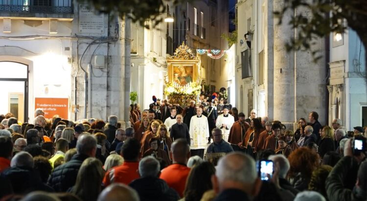 Luci e tradizione: la festa del 3 maggio Luci e tradizione: la festa del 3 maggio