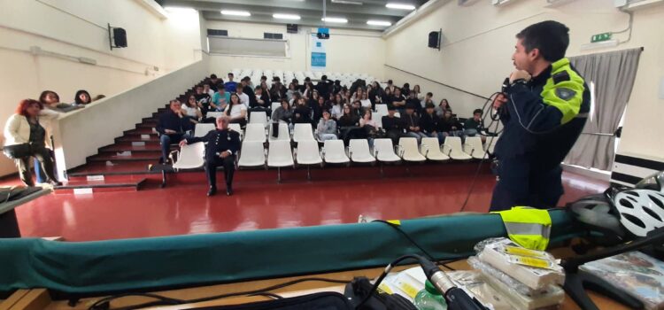 La polizia municipale al plesso Da Vinci. Educare alla sicurezza