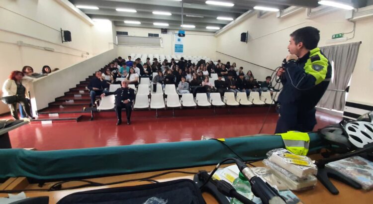La polizia municipale al plesso Da Vinci. Educare alla sicurezza La polizia municipale al plesso Da Vinci. Educare alla sicurezza
